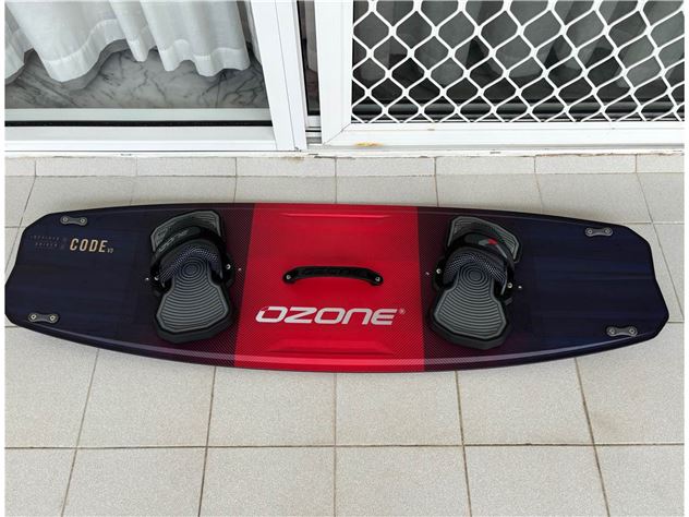 2023 Ozone Catalyst V4 8M And Equipment - 8 metre