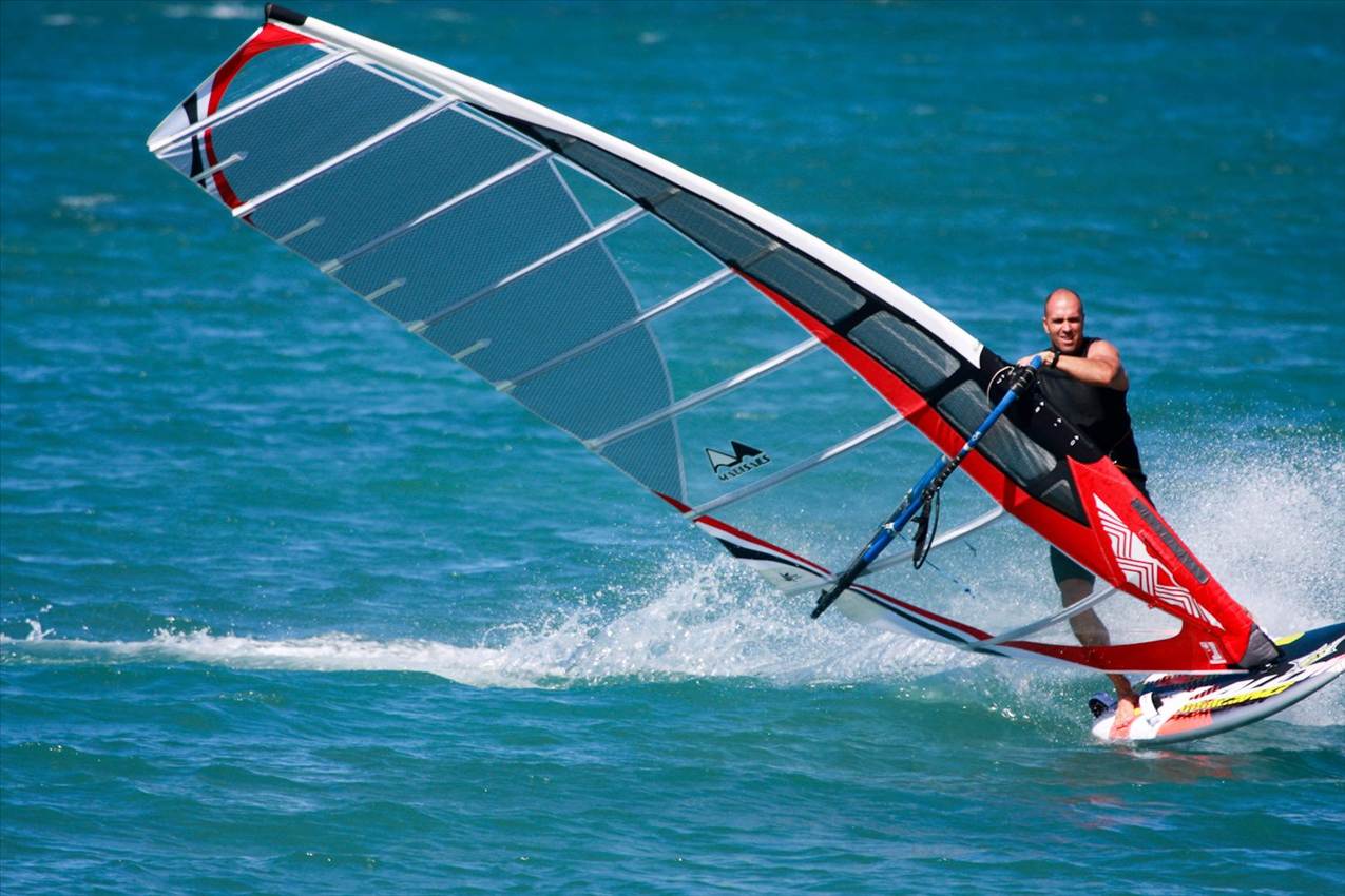 Windsurfing перевод. Виндсёрфинг. Кататься на виндсерфинге. Человек виндсерфинг. Заниматься виндсерфингом.