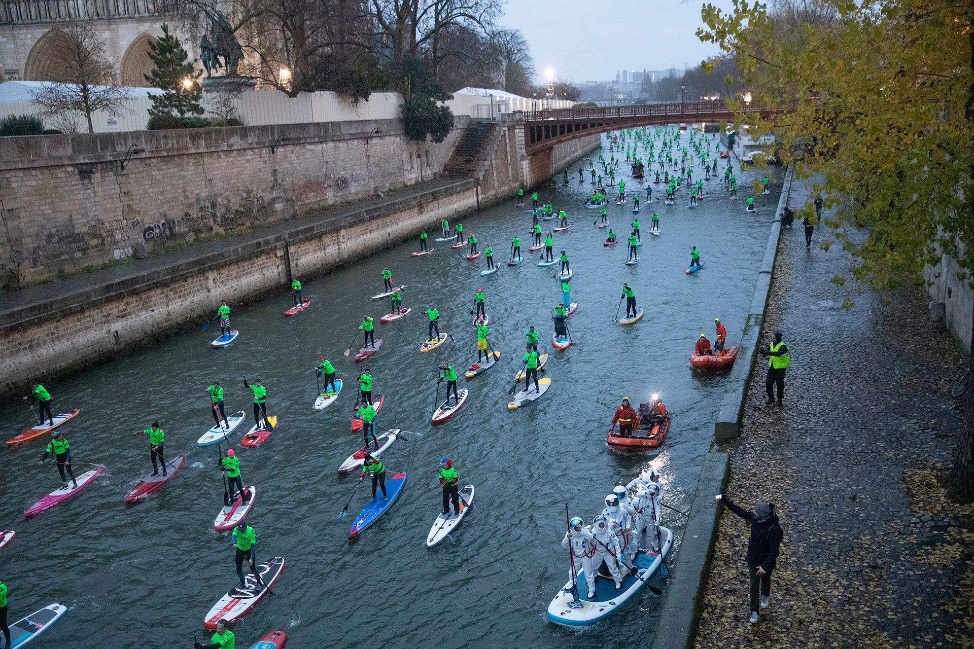 A stream of SUP racers