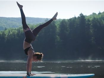 Watch these chicks do amazing yoga poses on SUPs - Stand Up Paddle News