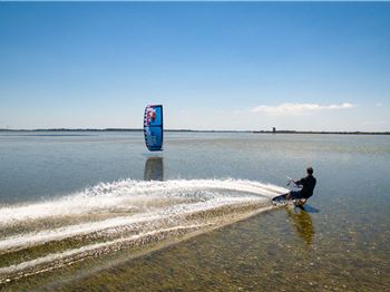 Kiteboarding on a Mirror - Amazing flat water - Kitesurfing News