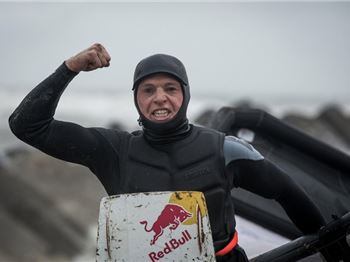 Ruben Lenten is back with Code Red - Megaloop Practice - Kitesurfing News