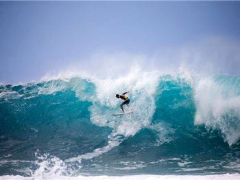 When Pipeline looks just like a beachie. It's messy! - Surfing News