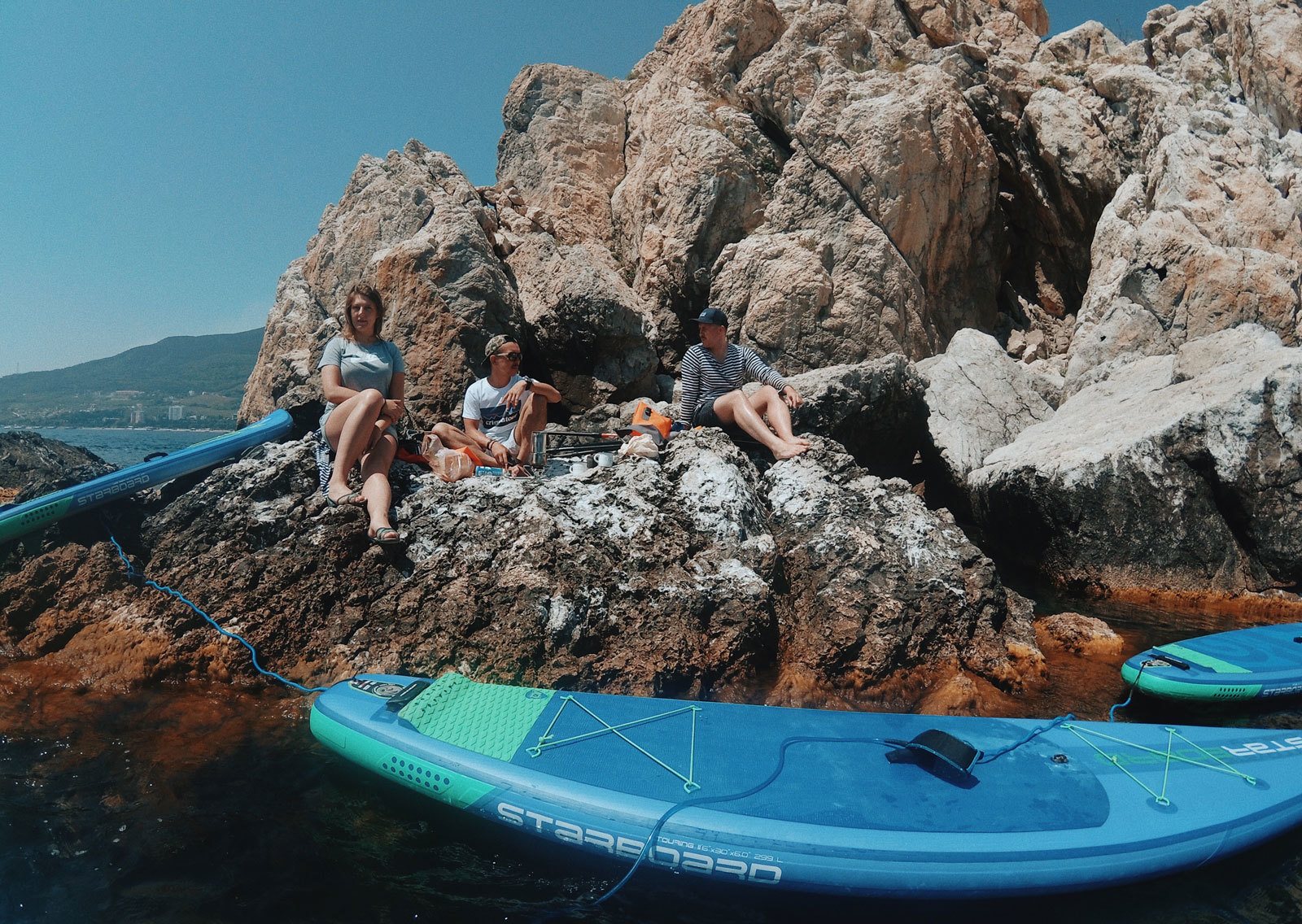 julia-karpacheva-paddleboarding-russia-black-sea-siesta-on-rocks