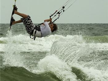 How to land a Back Roll - in one session! - Kitesurfing News