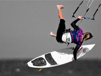 Inspirational strapless surfboard tricks - Ride with me Ep2 - Kitesurfing News