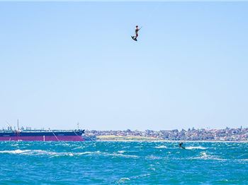 Massive kiteboarding jumps with Ewan Jaspan - Kitesurfing News