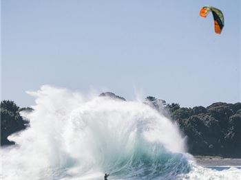 Kaboom! Reo Stevens gets launched by backwash - Kitesurfing News