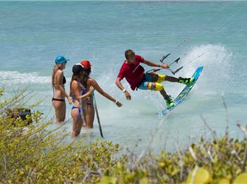 The cool kids in Kiteboarding - Tona Team - Kitesurfing News