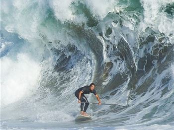 Stand Up Paddler takes on 'The Wedge' unscathed. - Stand Up Paddle News